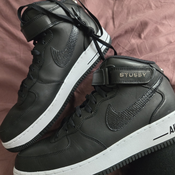 Stussy Black High-Top Sneakers Sleek Design - Picture 4 of 6